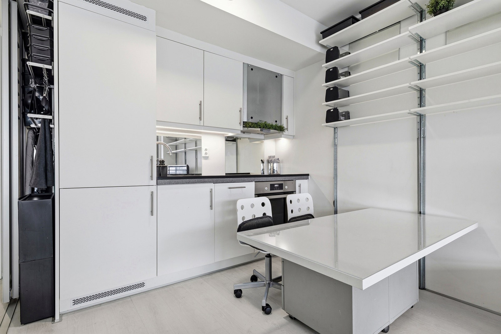 Kjøkkenet har en moderne innredning med glatte fronter og integrerte hvitevarer. Galleribilde