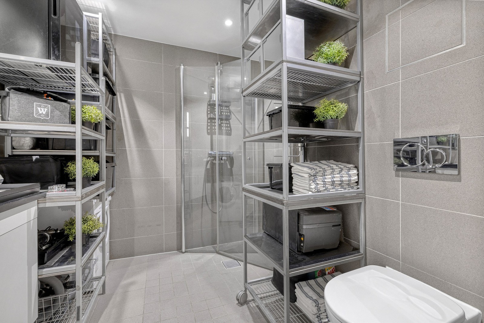 Vegger er flislagte, noe som gjør renholdet enkelt og gir et stilrent uttrykk. Galleribilde