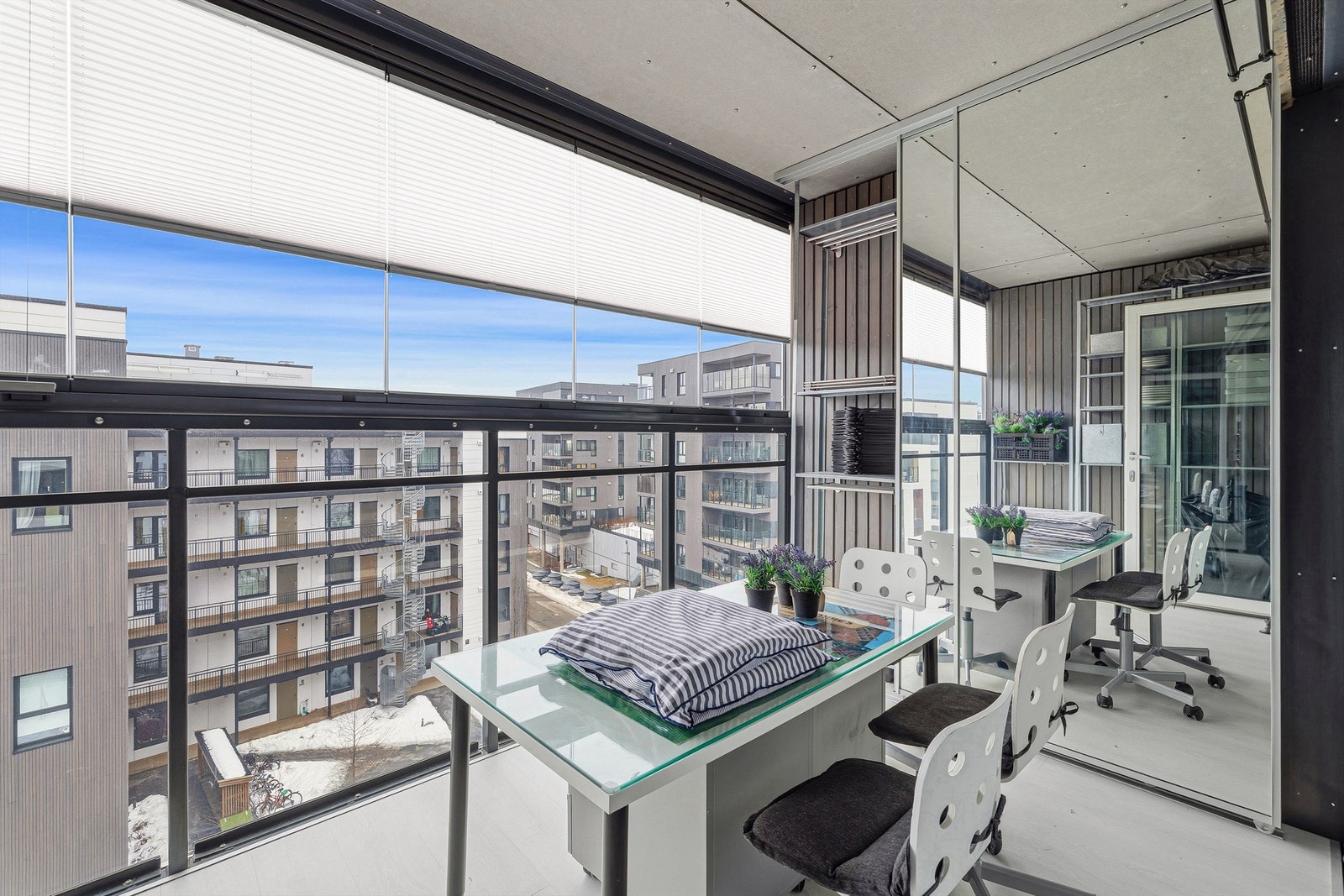 Den innglassede balkongen på 8 m² fungerer som en forlengelse av stuen store deler av året. Galleribilde