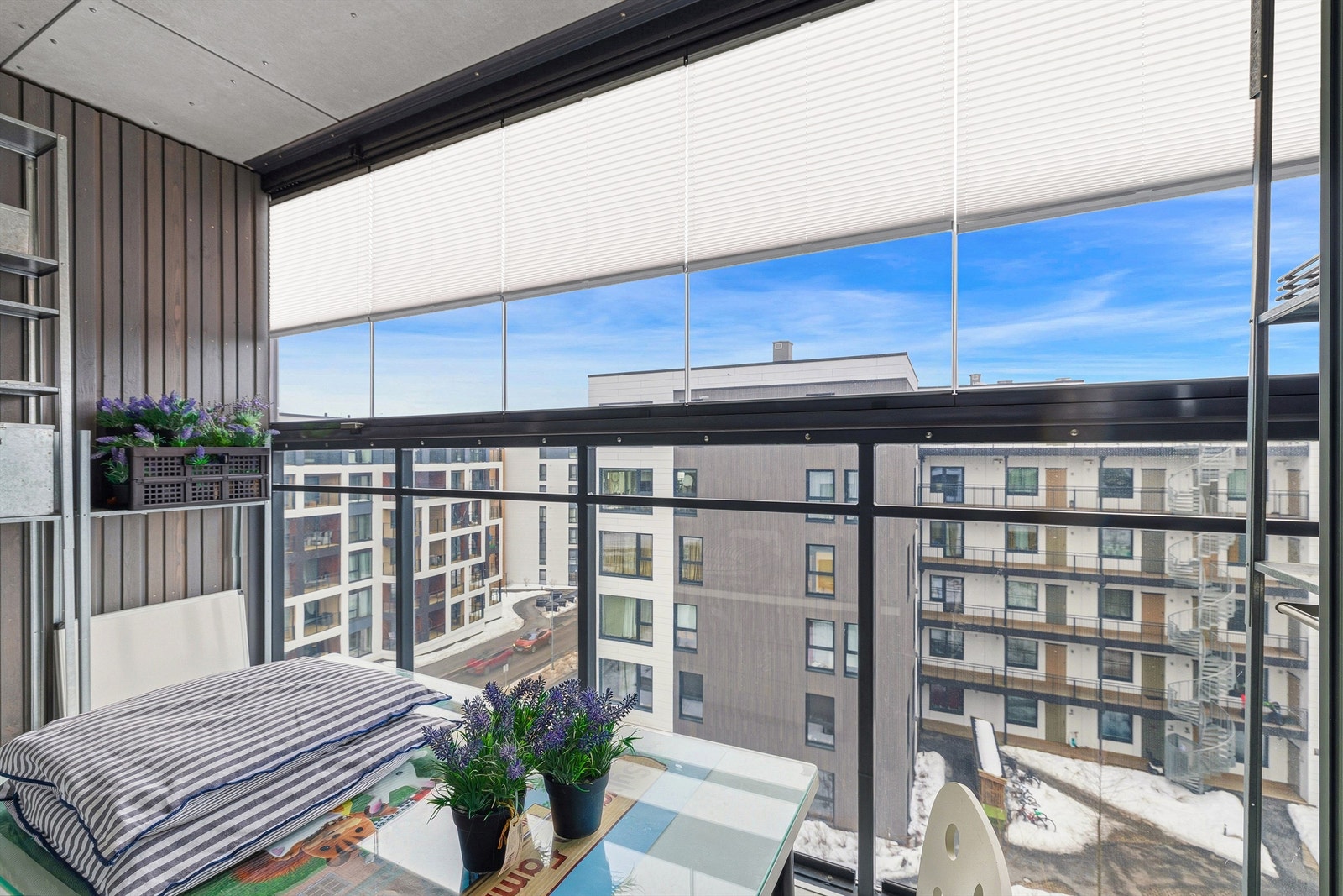 Balkongen har fått nytt laminatgulv over terrassebordene, som matcher gulvet inne i leiligheten. Galleribilde