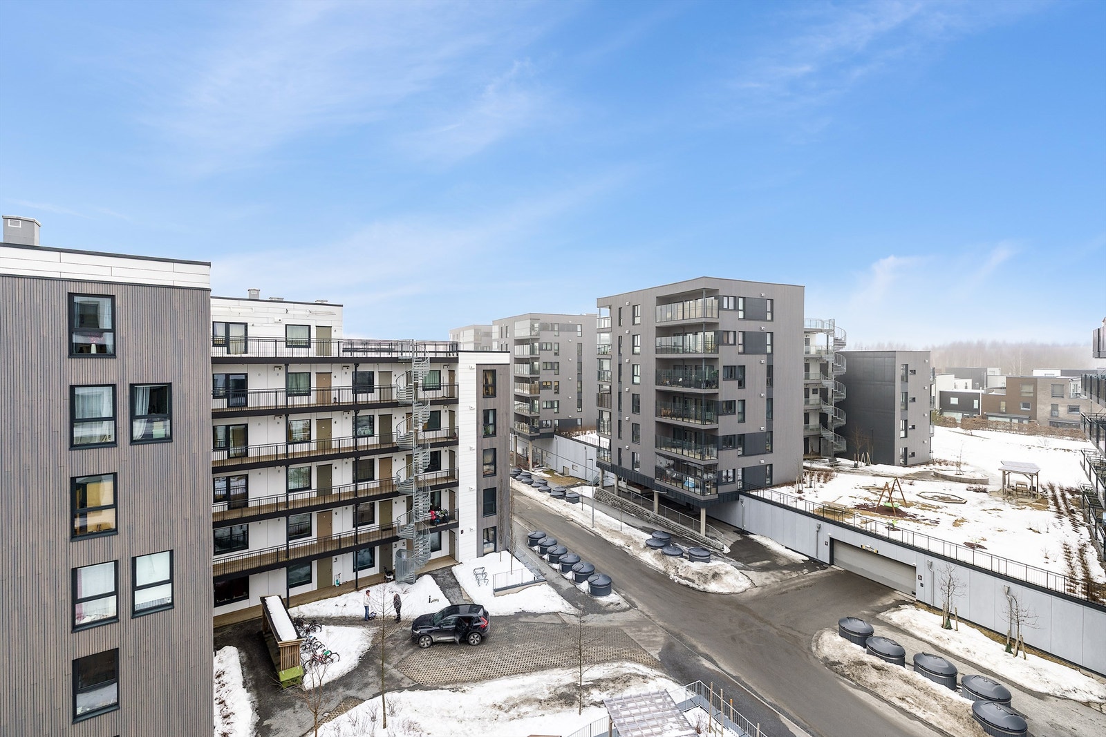 Borettslaget Kløvertunet har pent opparbeidede fellesarealer med plen, beplantning og gangstier. Galleribilde