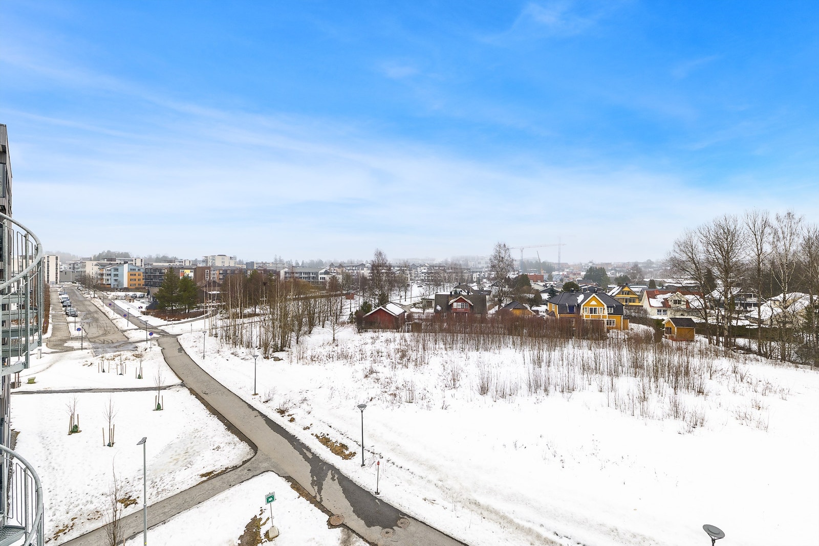 Fra leiligheten er det utsikt over et rolig og veletablert nabolag med nærhet til grøntområder. Galleribilde