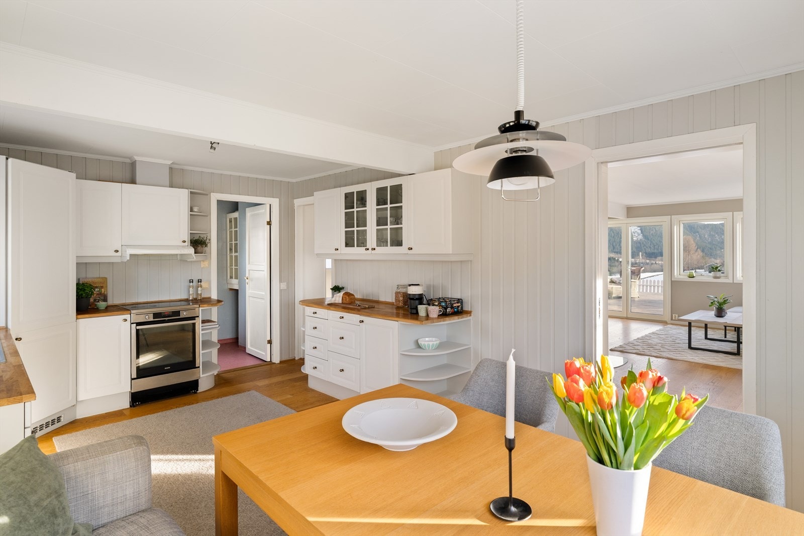 Kjøkkenet ligger i tilknytning til stuen og har en praktisk og funksjonell kjøkkenløsning med gode arbeidsflater og oppbevaringsmuligheter. Galleribilde