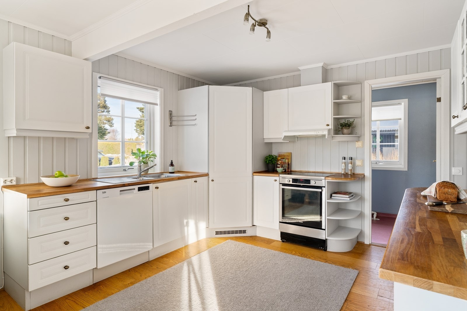 Lyst og pent kjøkken med god skap- og benkeplass. Hjørnekjøleskap og øvrige hvitevarer følger med handelen. Galleribilde