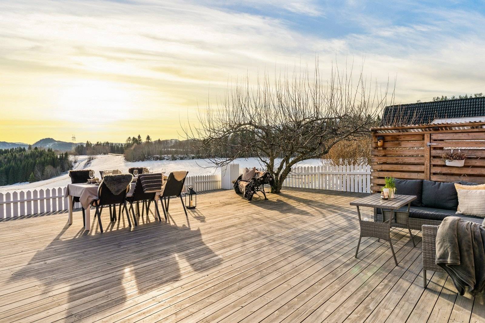 Den flotte og vidstrakte utsikten fra terrassen er noe av det selger har satt mest pris på. Uteområdet er perfekt for både rolige kvelder og hyggelige sammenkomster med familie og venner. Galleribilde