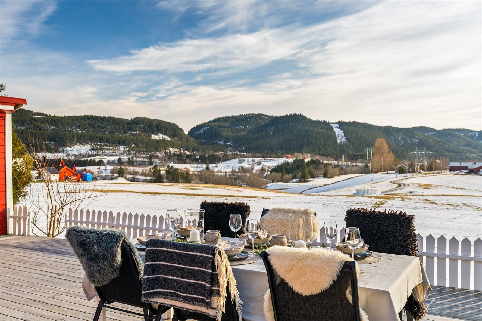 Når forholdene tilsier det så kjøres det skispor med løypemaskin ute på åkeren. Galleribilde