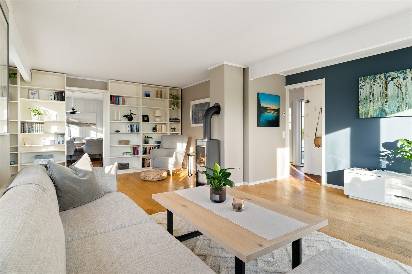 Behagelig lysinnslipp fra store vindusflater, samtidig som at man er svært privat i et rolig og etablert strøk. Galleribilde