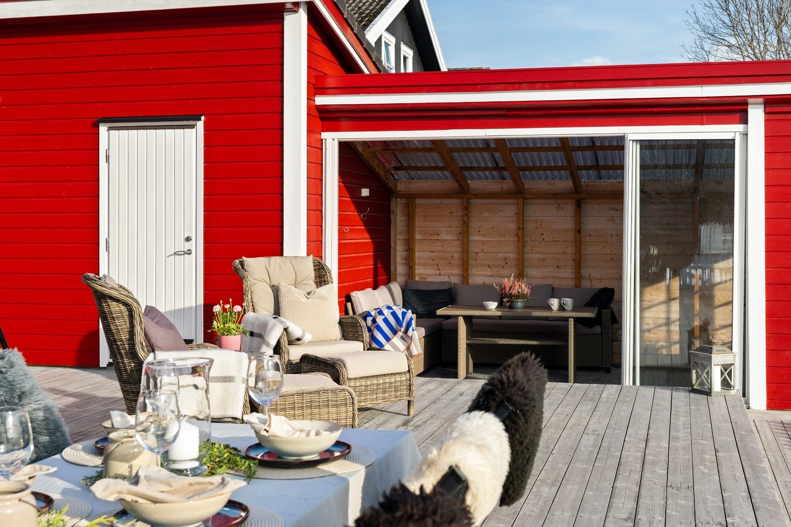 Som en ekstra del av terrassen er det bygd en hagestue som kan nytes like godt på vinteren som på sommeren. Galleribilde