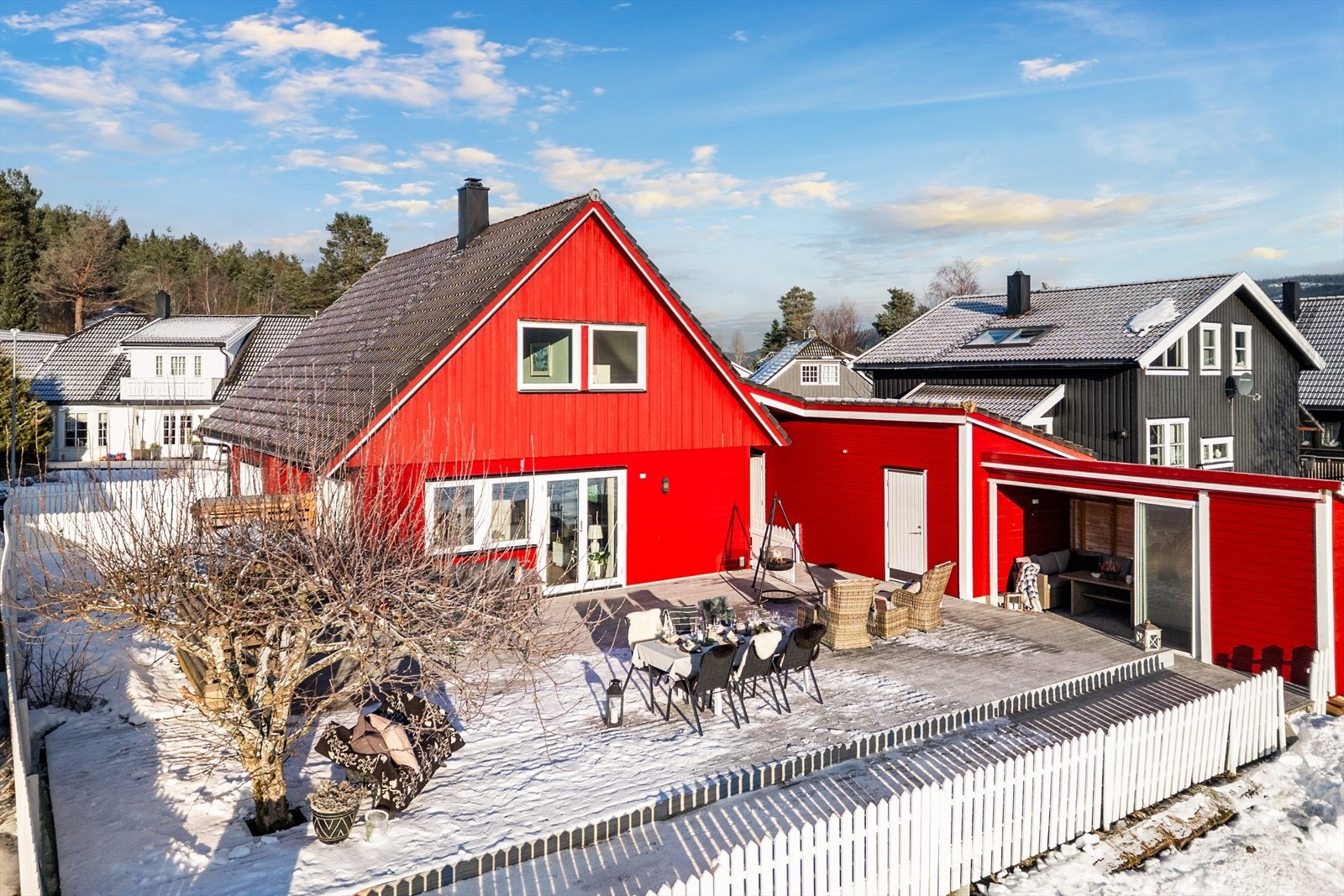 Boligen ligger i en rolig og etablert gate og går over to plan. Galleribilde