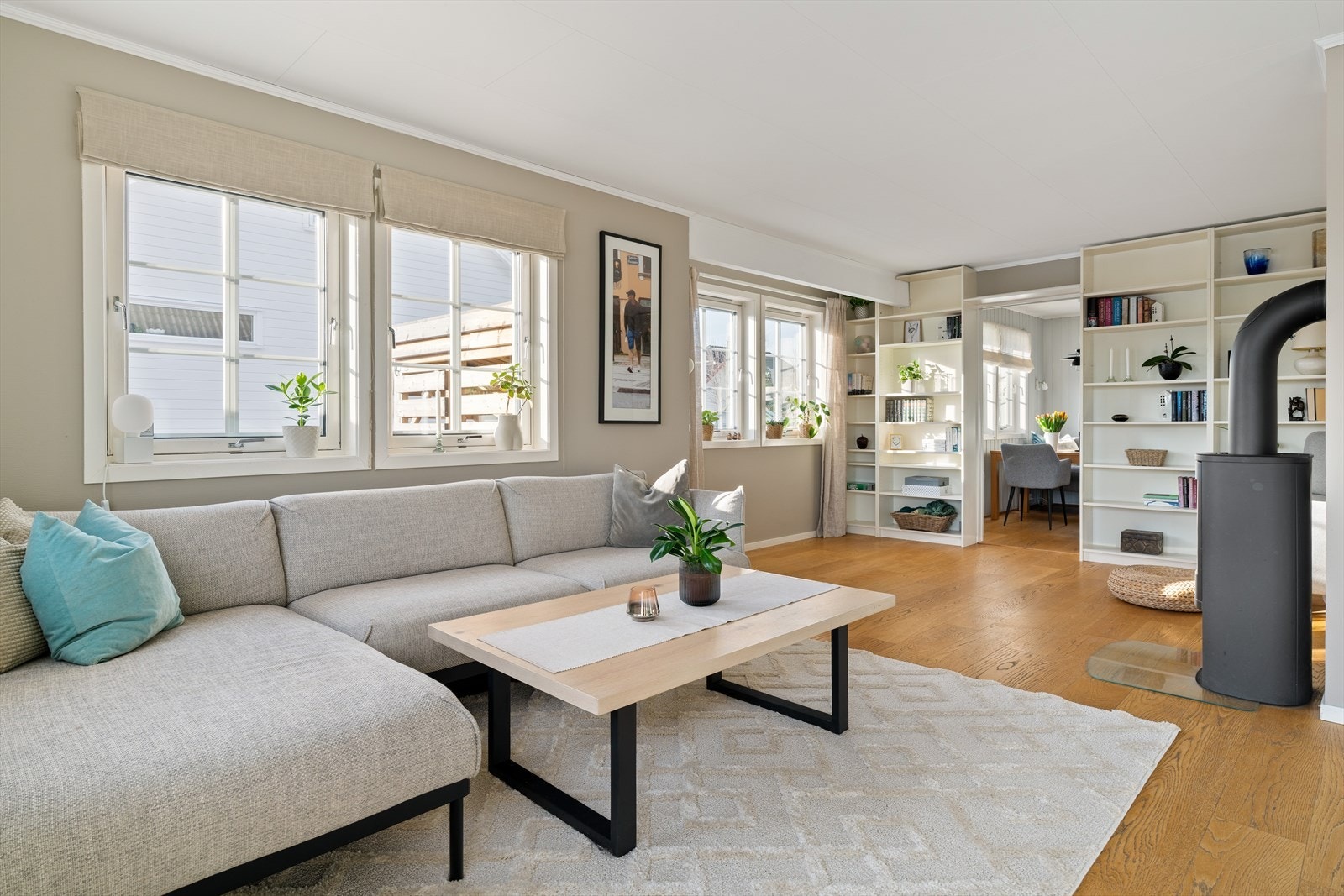 Her er det godt med plass til både sofagruppe og spiseplass, og rommets gode størrelse gir frihet med hensyn til øvrig møblering. Galleribilde