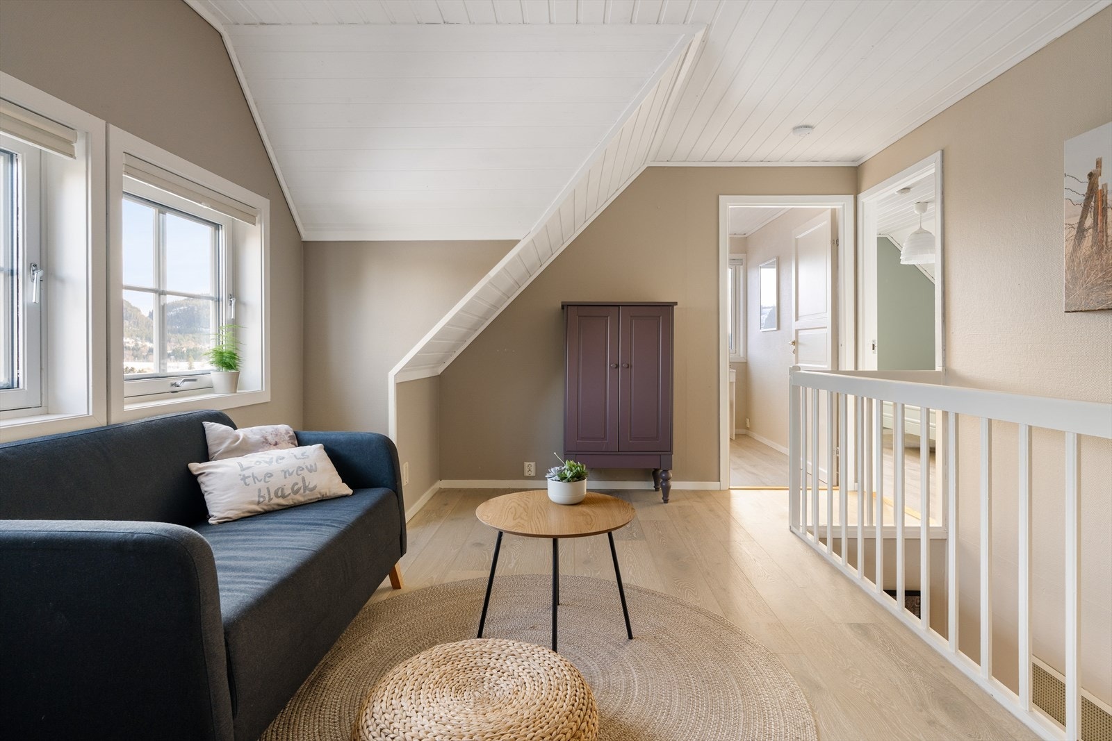 2.etasjen inneholder tre soverom, bad og et gang/trapperom som fint kan brukes som en ekstra stue. Galleribilde