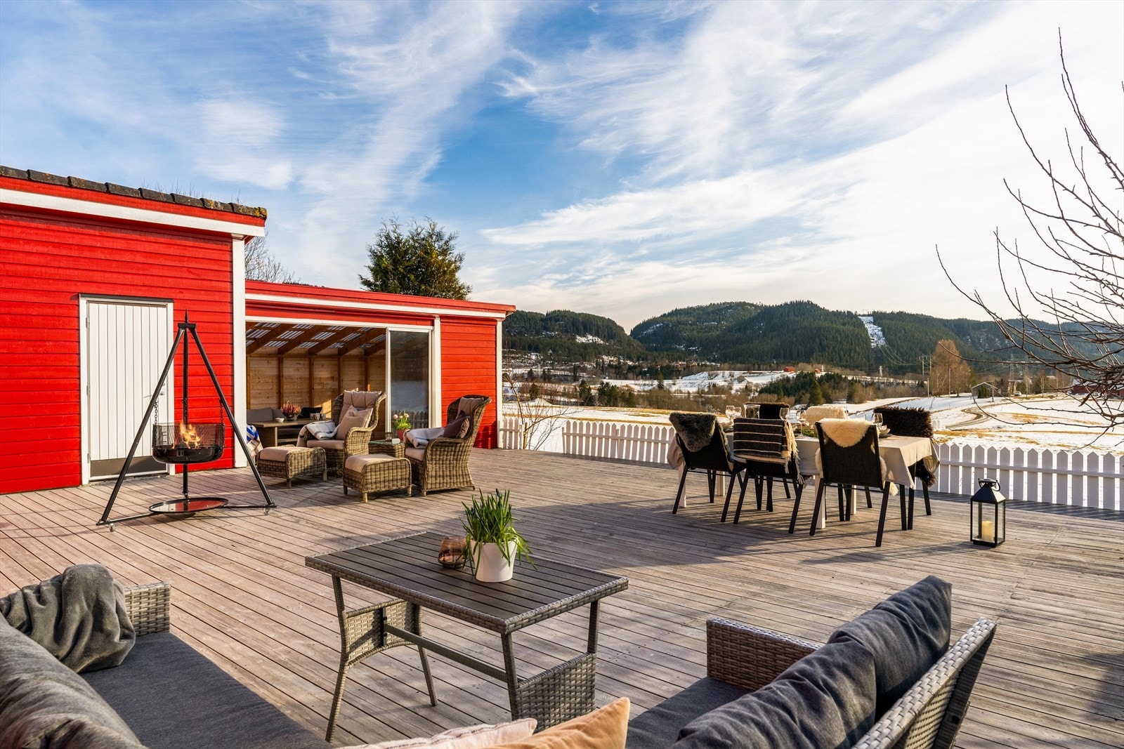 Sørvendt terrasse på til sammen 137 kvm. Galleribilde