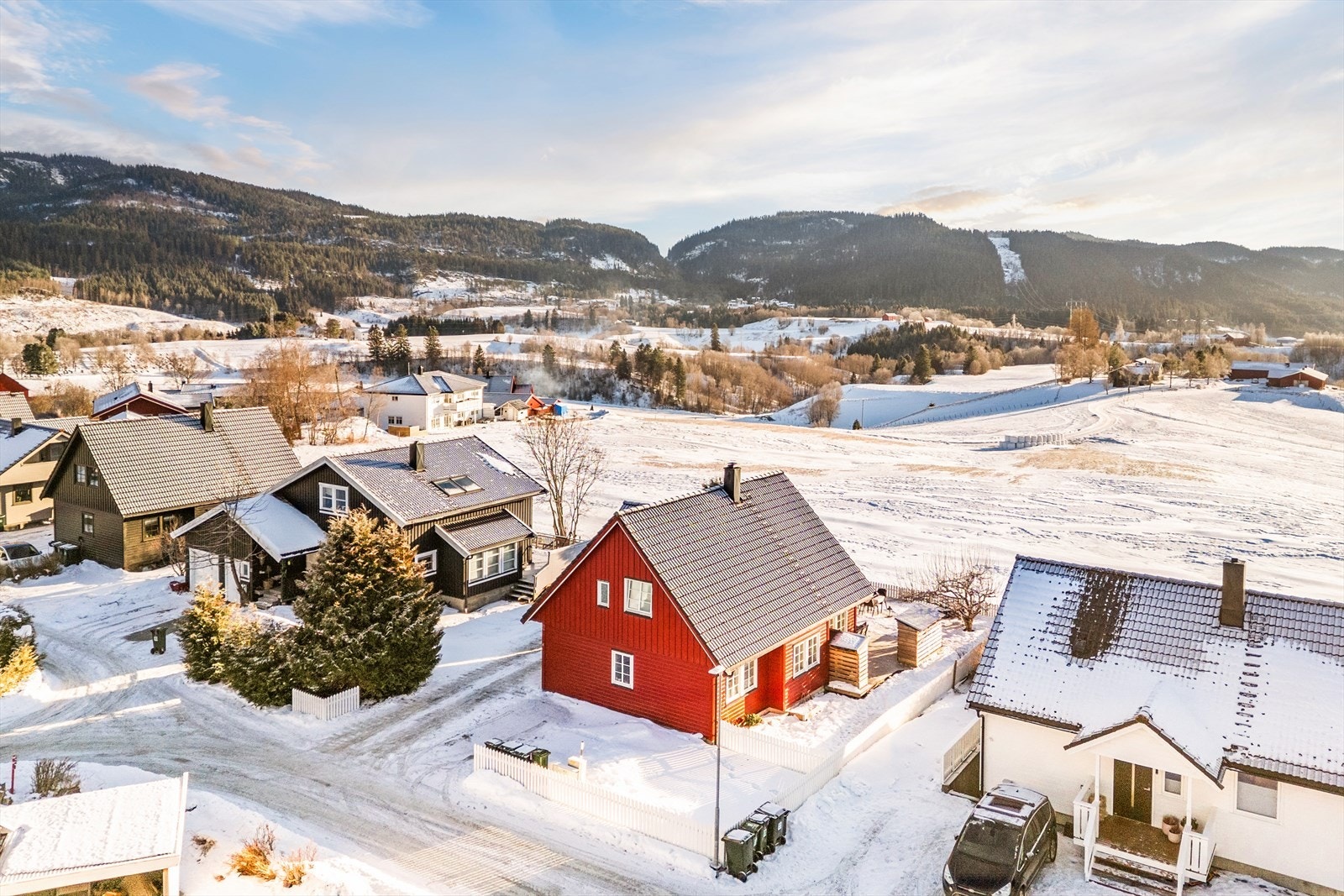 Det er gode kollektivforbindelser til Trondheim og omkringliggende områder. Nærmeste bussholdeplass ligger i gangavstand fra boligen, med bussforbindelse til blant annet Tiller, hvor man enkelt kan bytte videre til Trondheim sentrum. Galleribilde