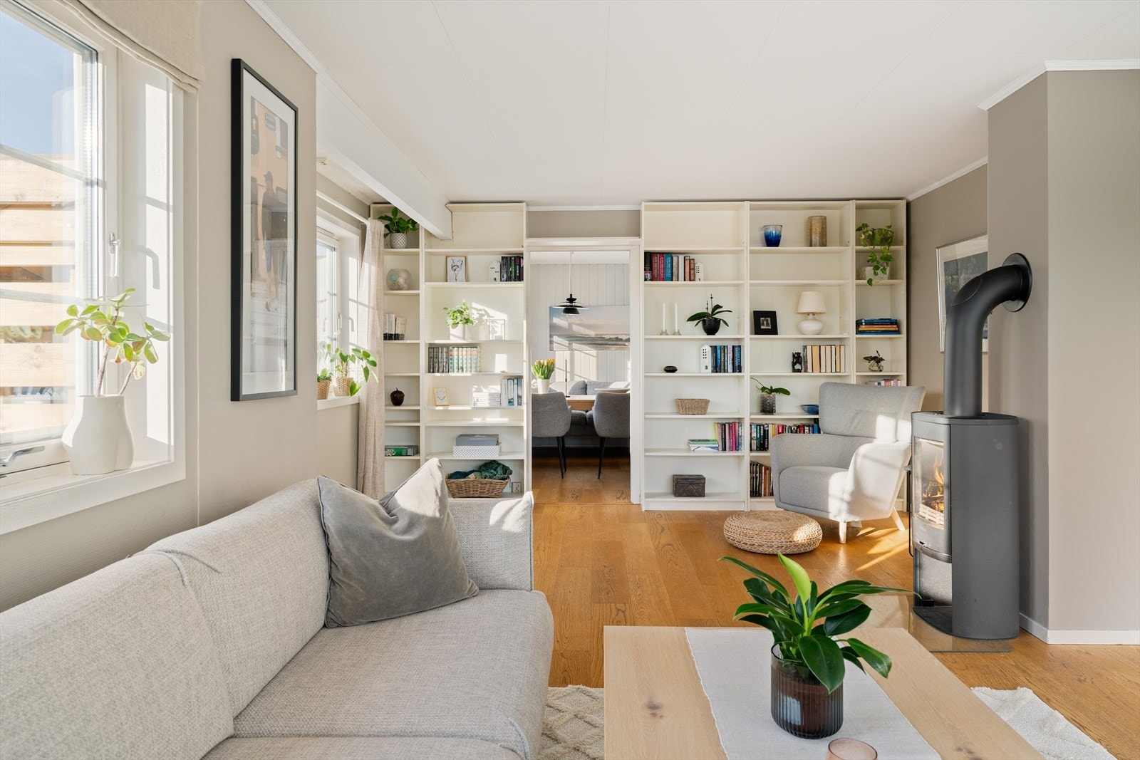 Vedovn som gir god varme på kalde dager, i tillegg er det varme i gulv på stuen, kjøkkenet, vaskerommet og i gangen. Galleribilde