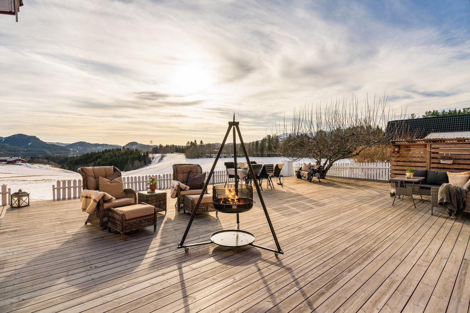 Her har man svært gode solforhold fra morgen til kveld på sommerstid. Vendingen gjør også at man får solen på vinterstid her. Galleribilde