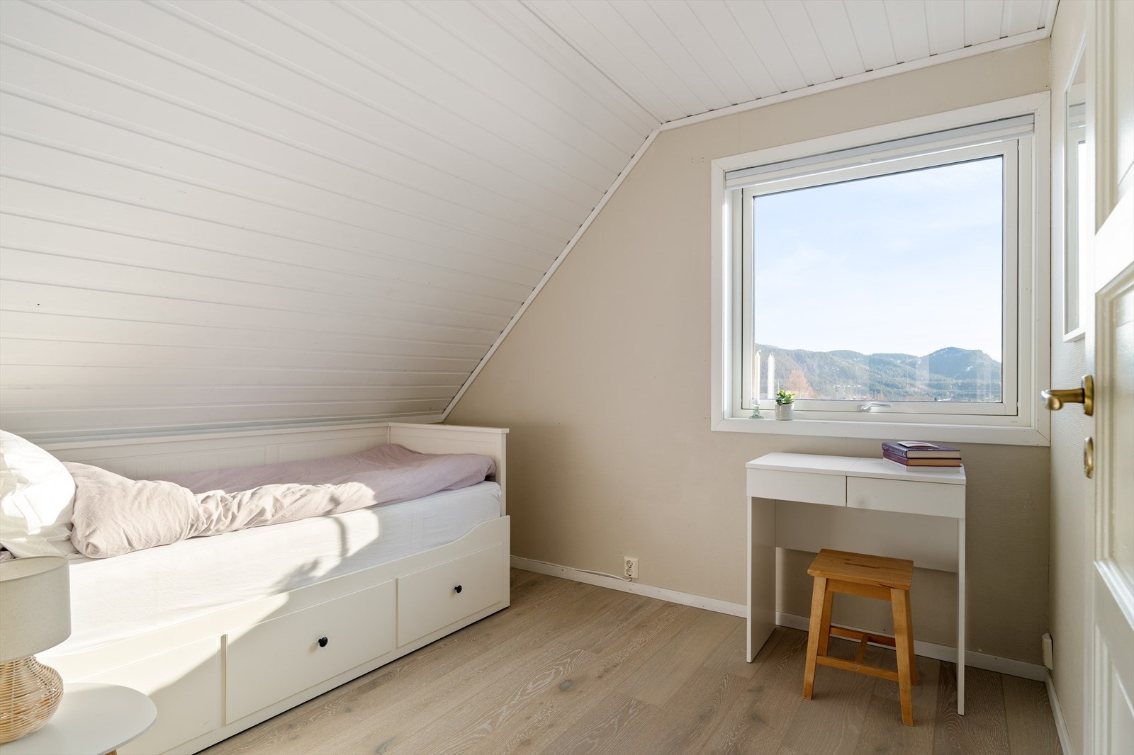 Soverom på 7 kvm med flere bruksmuligheter som barnerom, gjesterom eller hjemmekontor, alt etter behov. Galleribilde