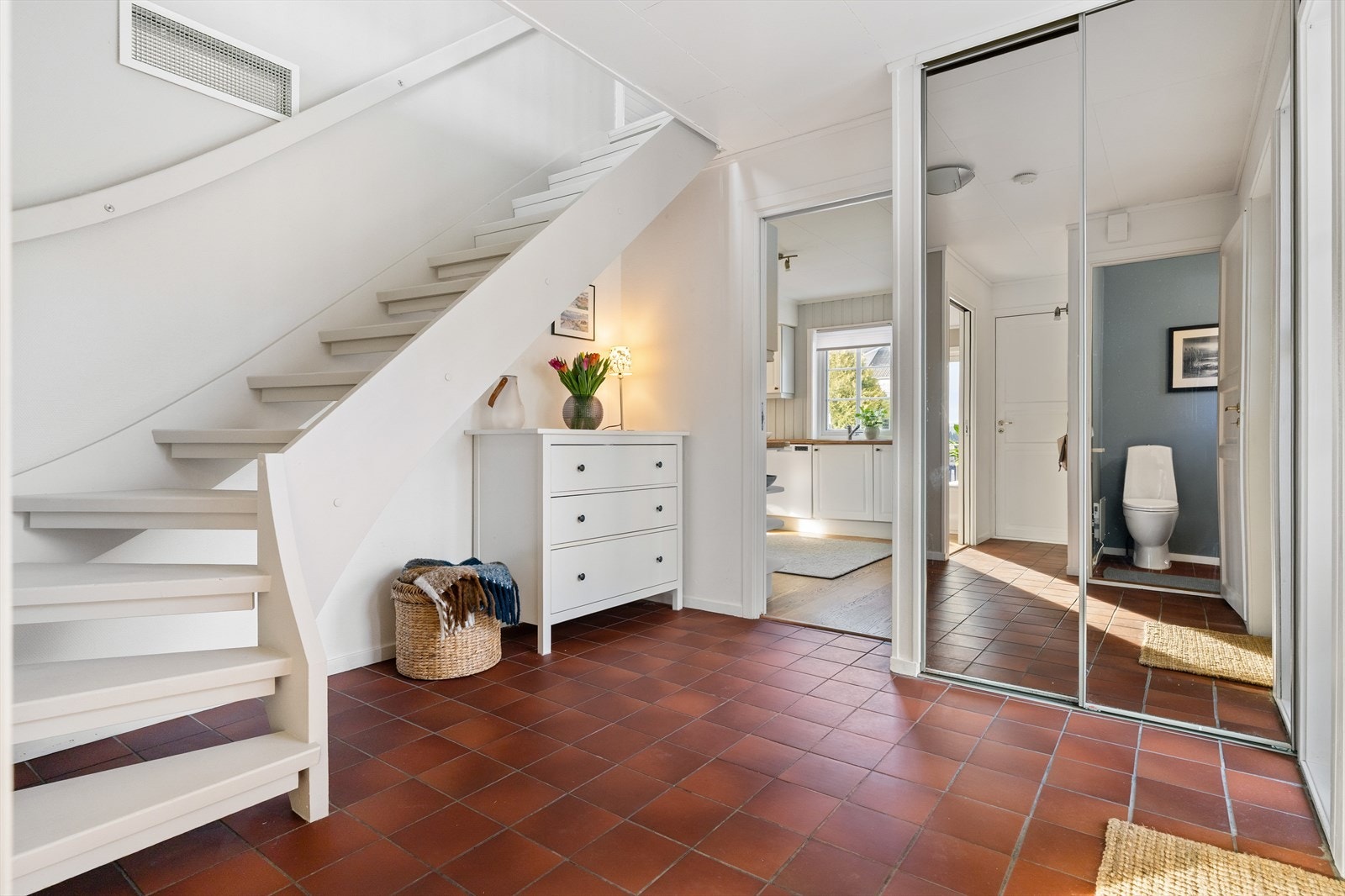 Entréen gir en ryddig og romslig sone med god plass til yttertøy og oppbevaring. Galleribilde