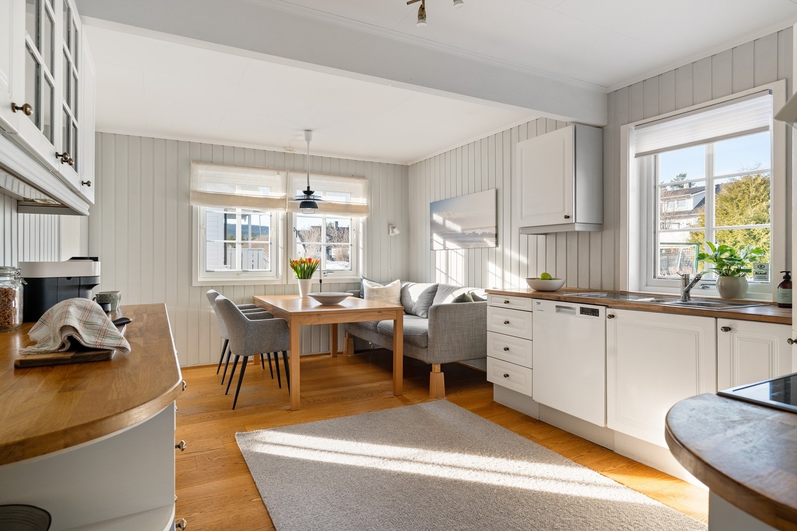 Naturlig og god plass for ei romslig spisestue på kjøkkenet. Galleribilde