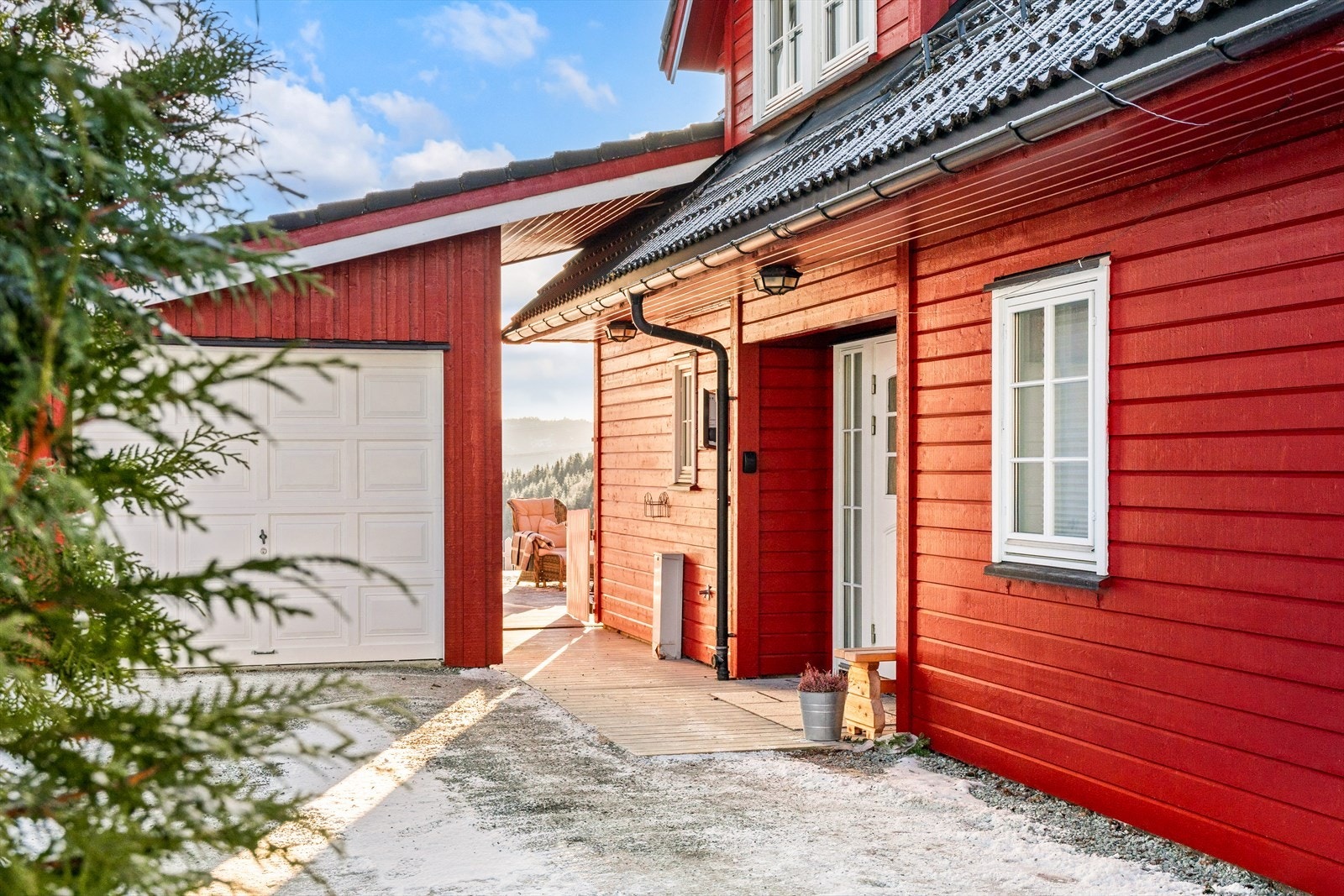 Boligen har en god beliggenhet i nabolaget, og har rikelig med parkeringsplasser på gårdsplassen og en i garasje samt elbil-lader. Galleribilde