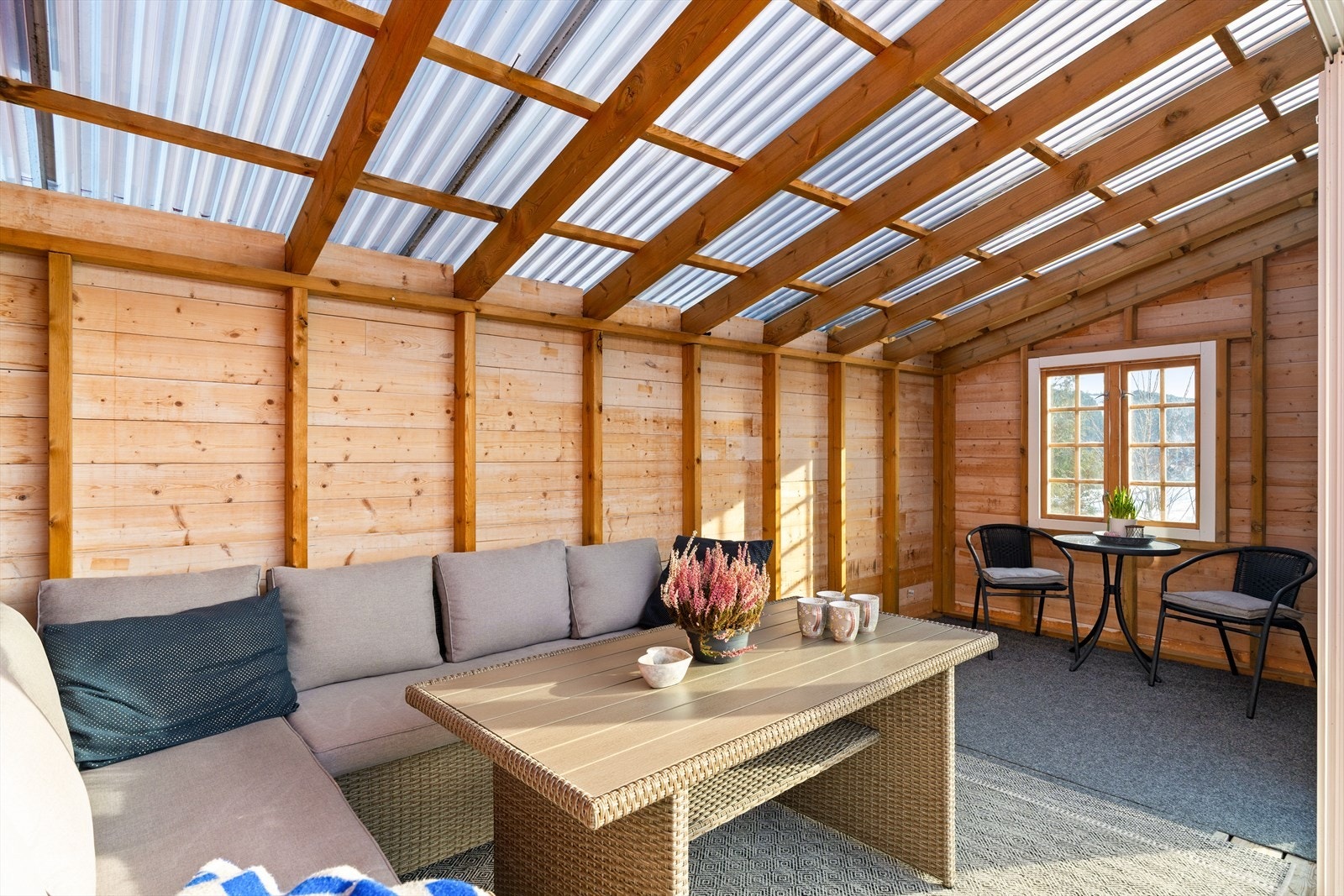 Det er uttak for strøm i hagestuen, som gjør det mulig å sette inn en varmelampe eller ekstra belysning. Galleribilde