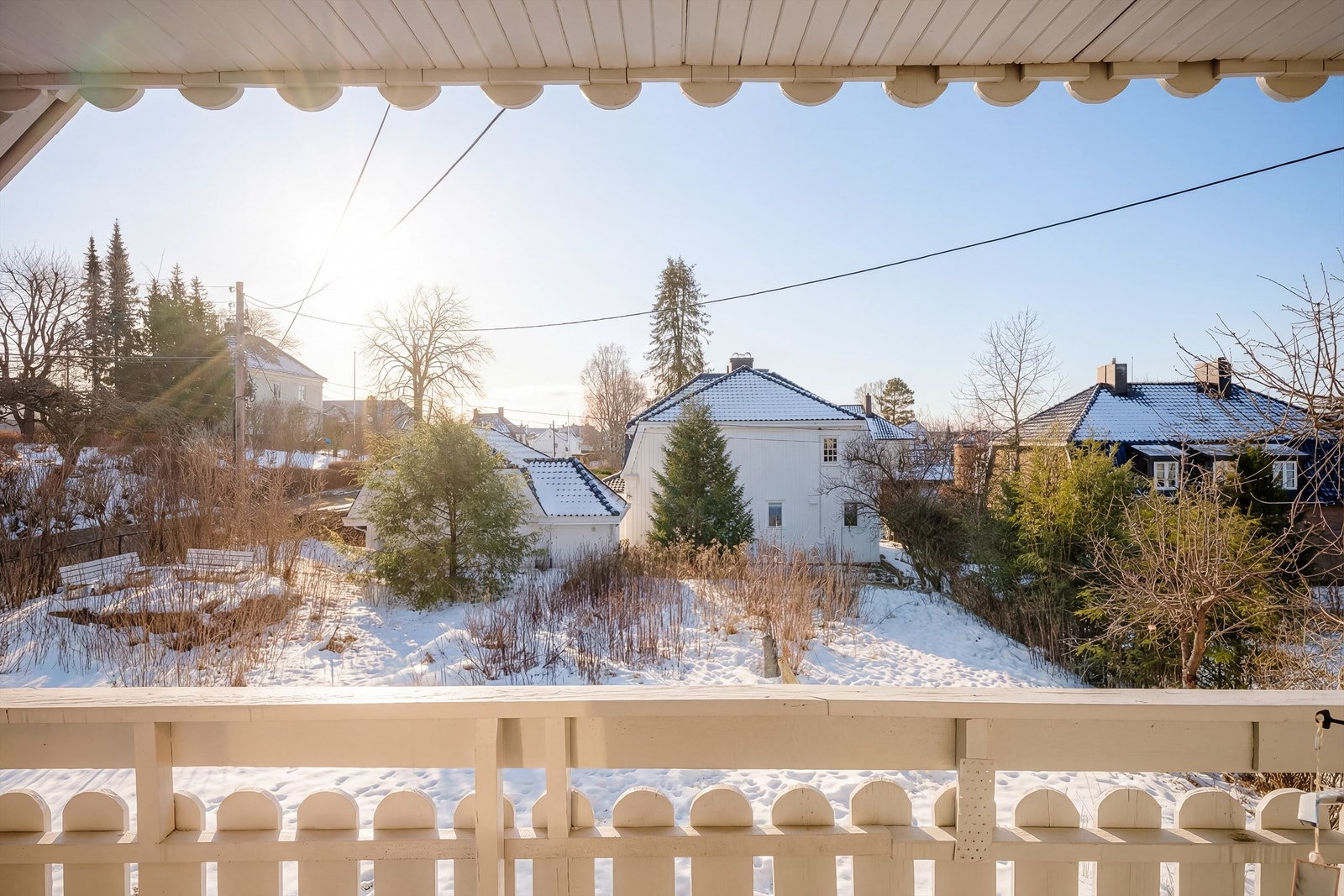 Balkong vendt mot syd med nydelige solforhold på dagtid. Galleribilde