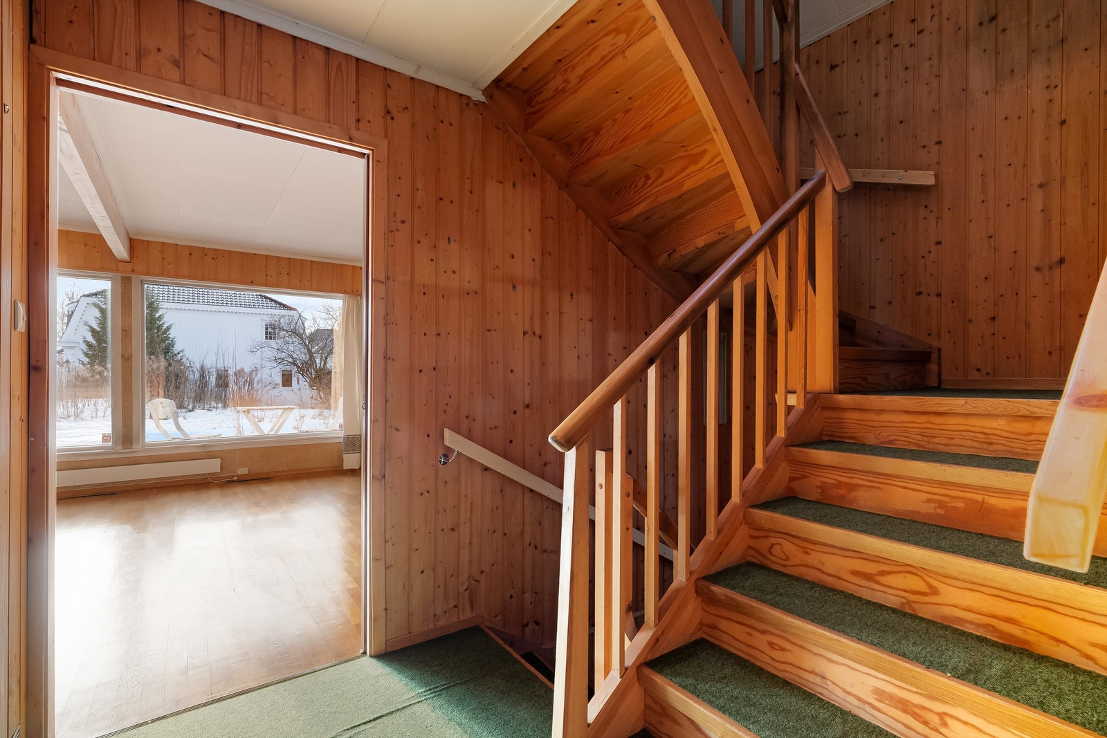 Sammenhengende trapp mellom de tre etasjene. Galleribilde