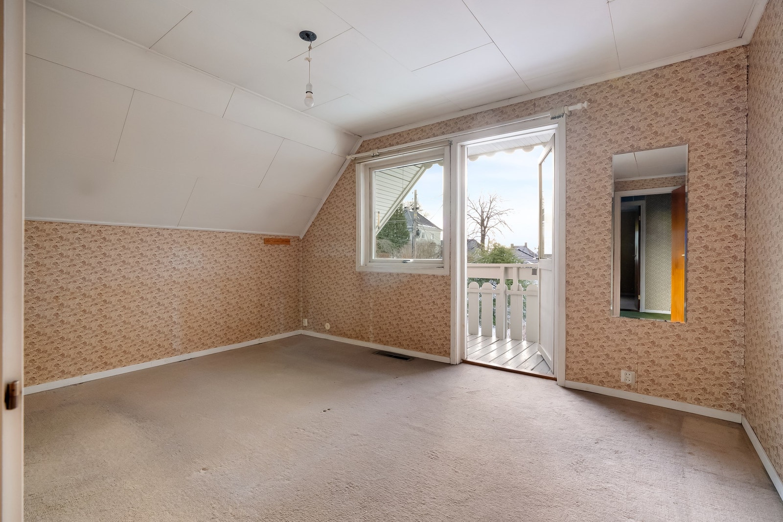 Soverom 3 (boligens største soverom) med utgang til balkong. Galleribilde