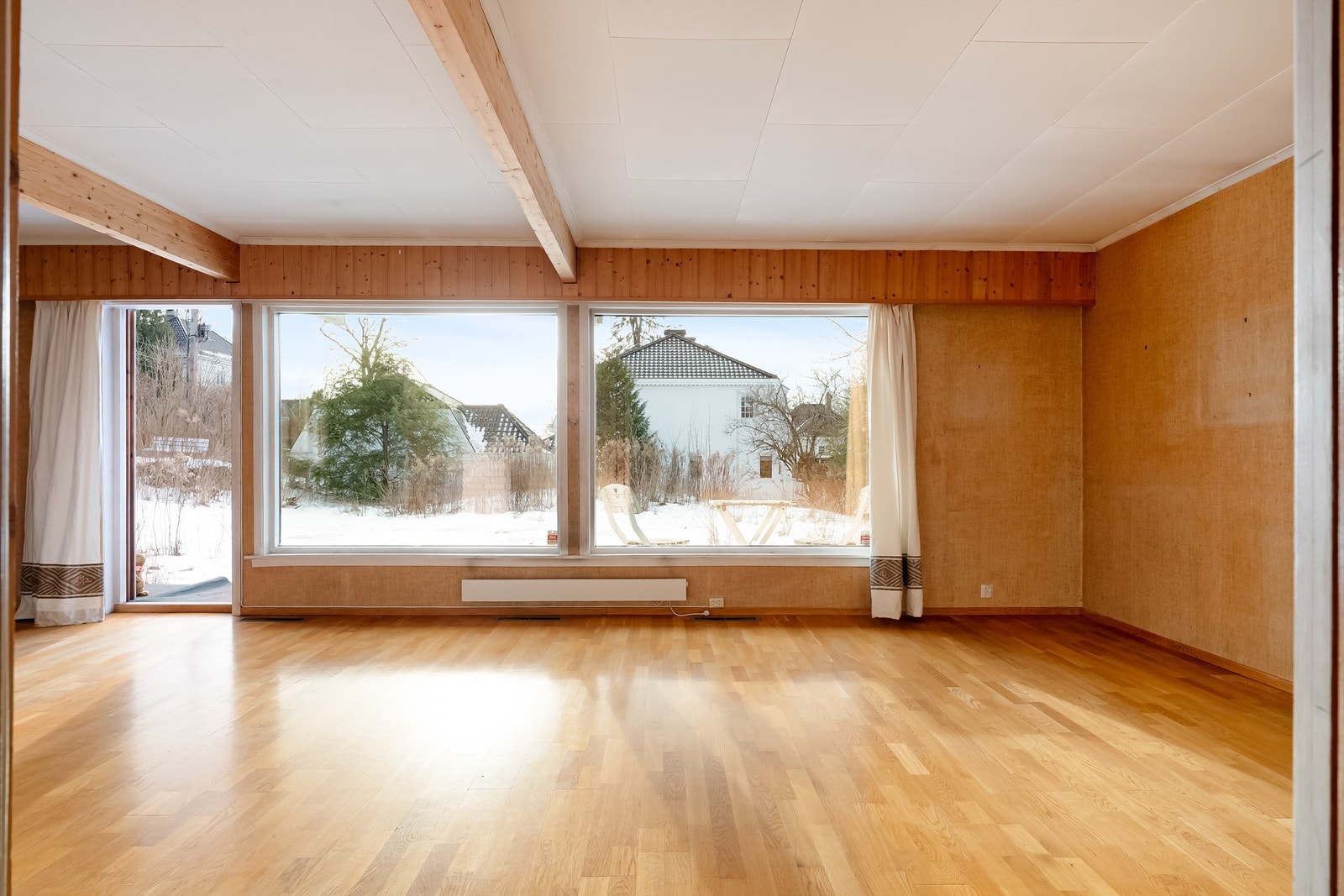 Boligen har original standard fra 1980 og har av den grunn behov for betydelig oppussing. Med andre ord - her kan du skape ditt drømmehjem! Galleribilde