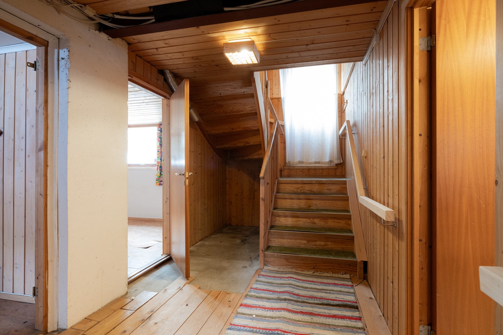 Trapp ned til kjelleren. Galleribilde