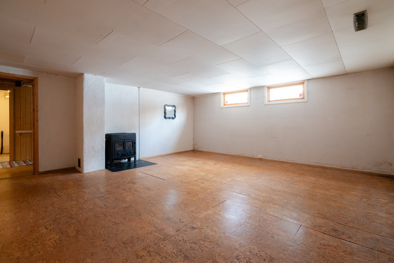 Romslig kjellerstue. Galleribilde