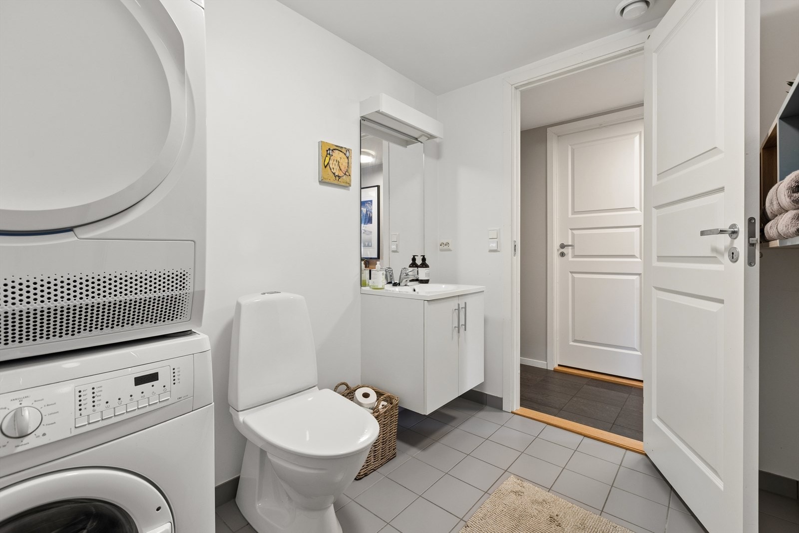 Balansert ventilasjon og opplegg for vaskemaskin sikrer et praktisk våtrom. Galleribilde