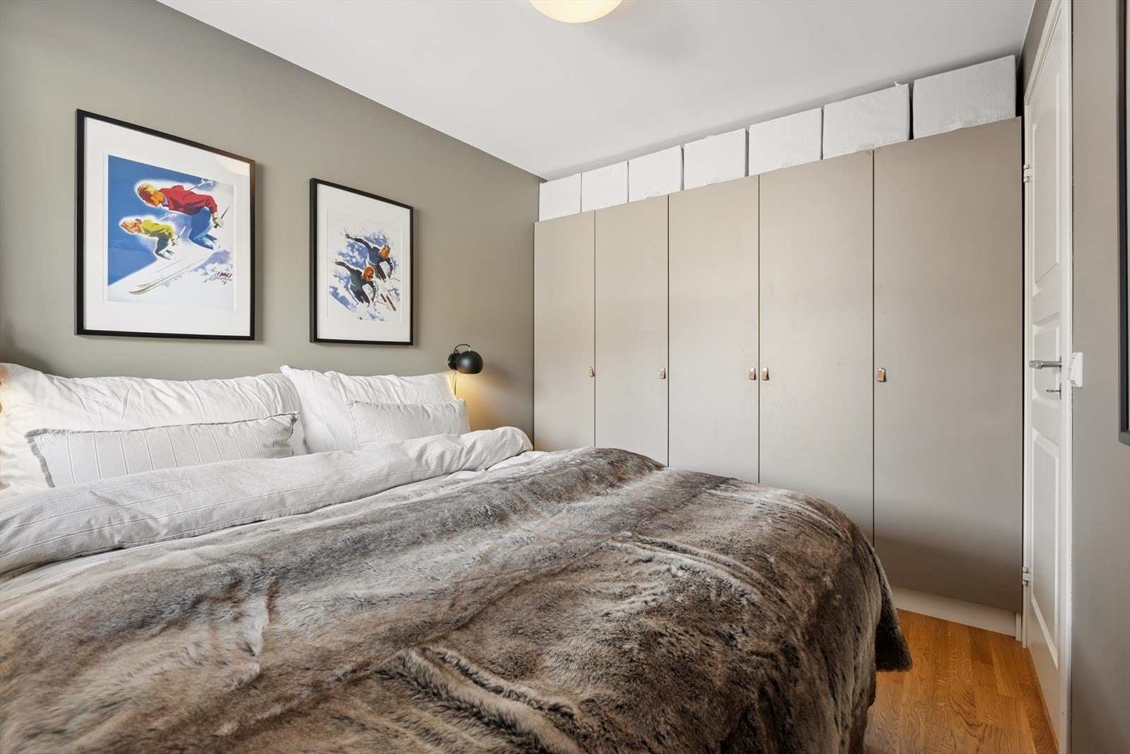 Soverommet har plass til et stort garderobeskap. Galleribilde