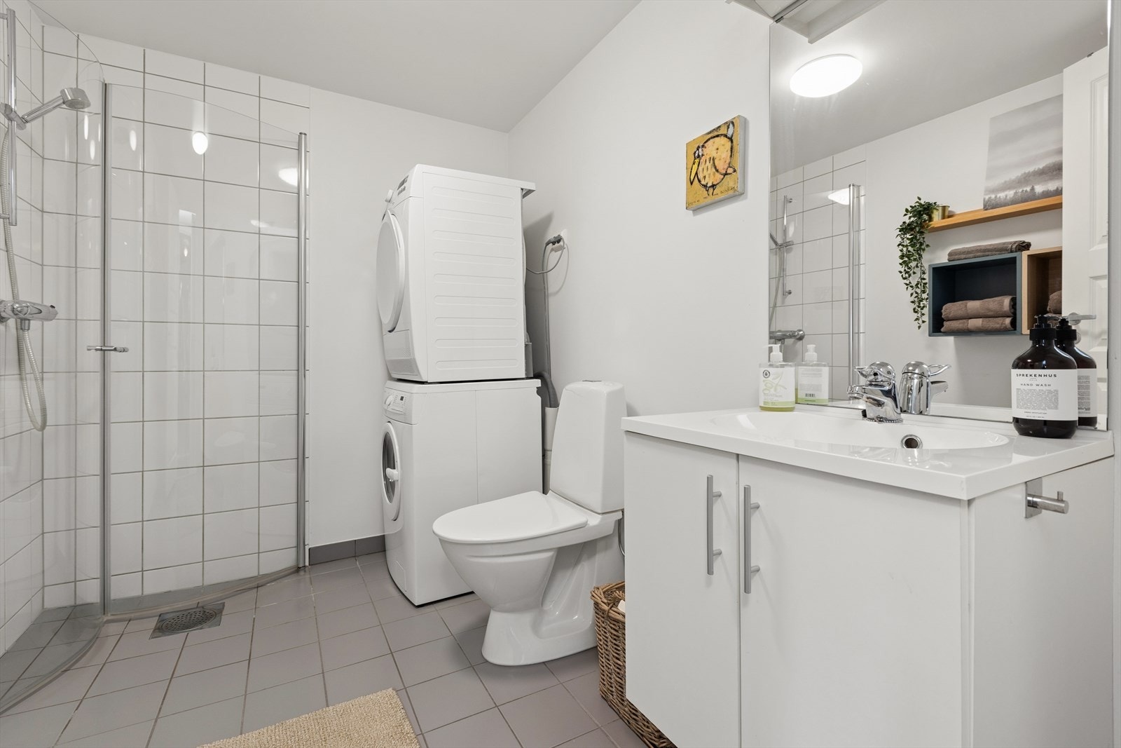 Flislagt baderom med elektriske varmekabler som gir et komfortabelt baderomsmiljø. Galleribilde