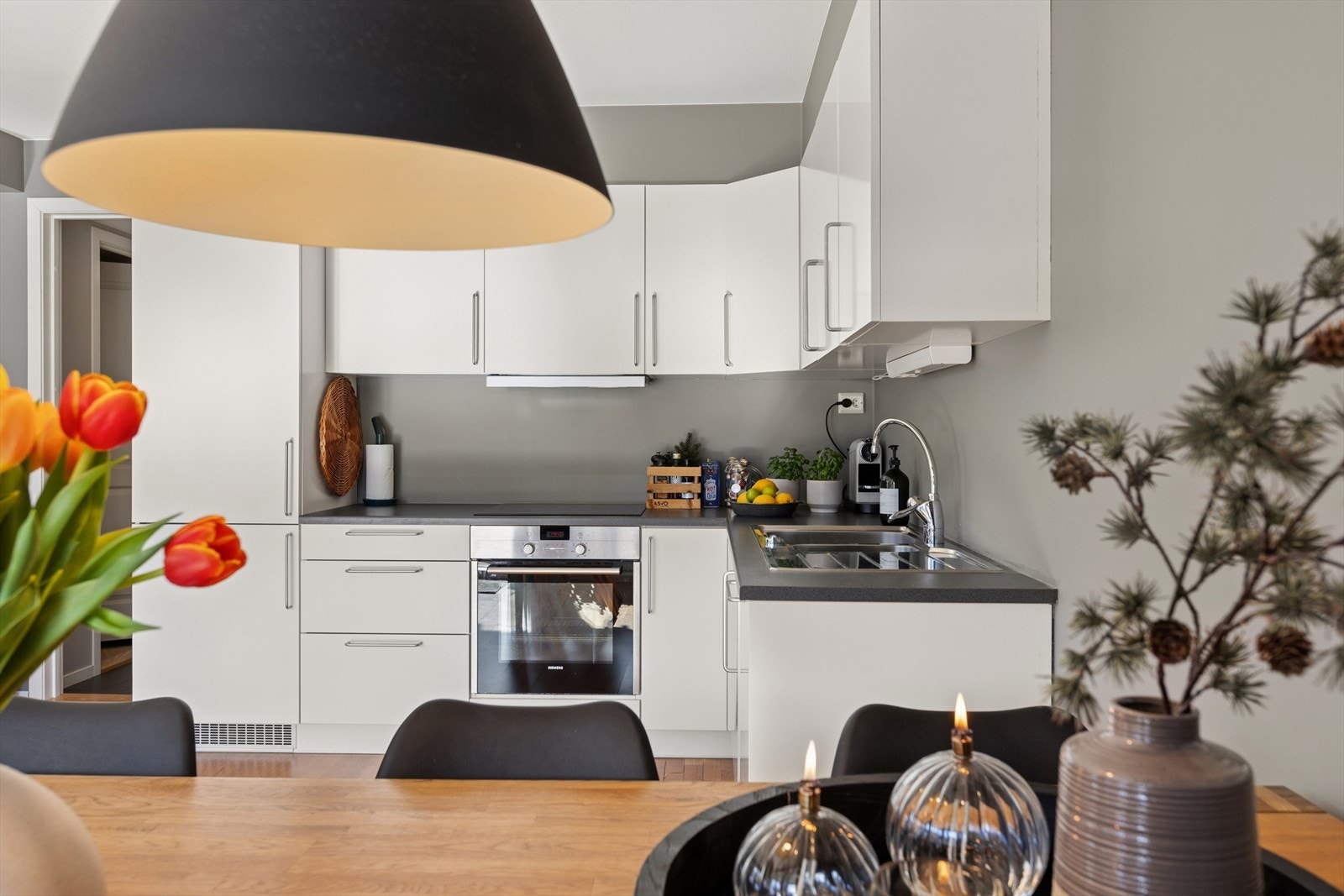 Kjøkkenventilator med avtrekk ut sørger for godt inneklima. Galleribilde