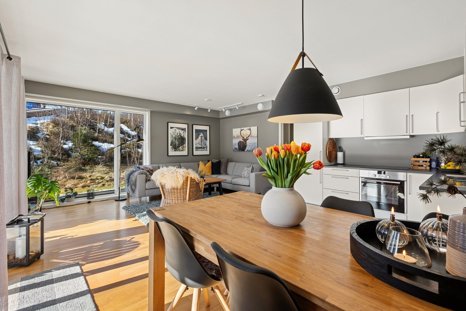 Direkte forbindelse til kjøkkenet gir en naturlig spiseplass. Galleribilde