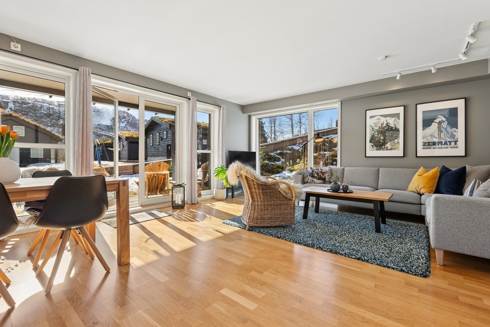 Flott stue med store vindusflater gir utsyn mot uteområdet og mye naturlig lys. Galleribilde