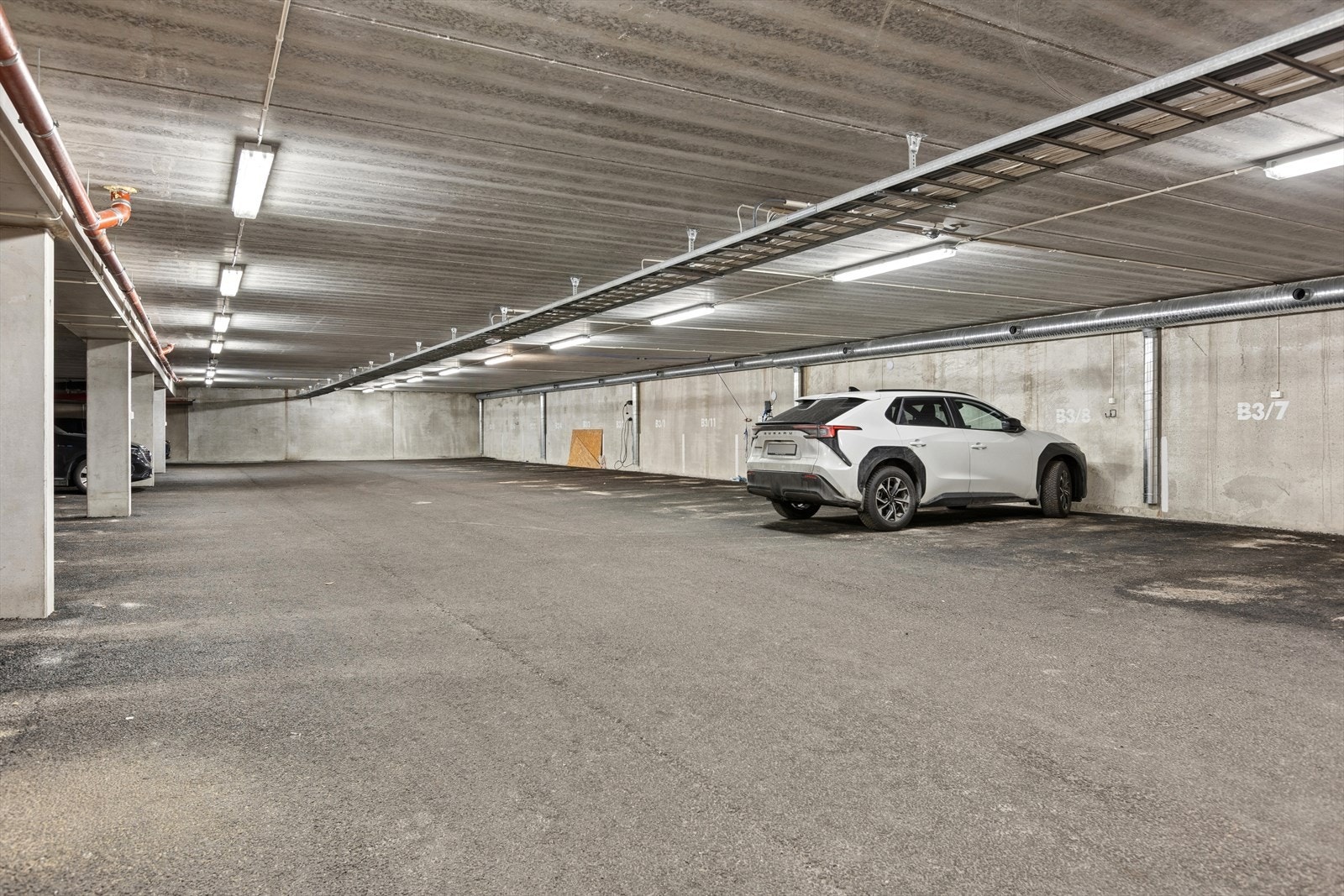 Felles garasjeanlegg gir praktisk parkering og beskyttelse for bilen din. Galleribilde