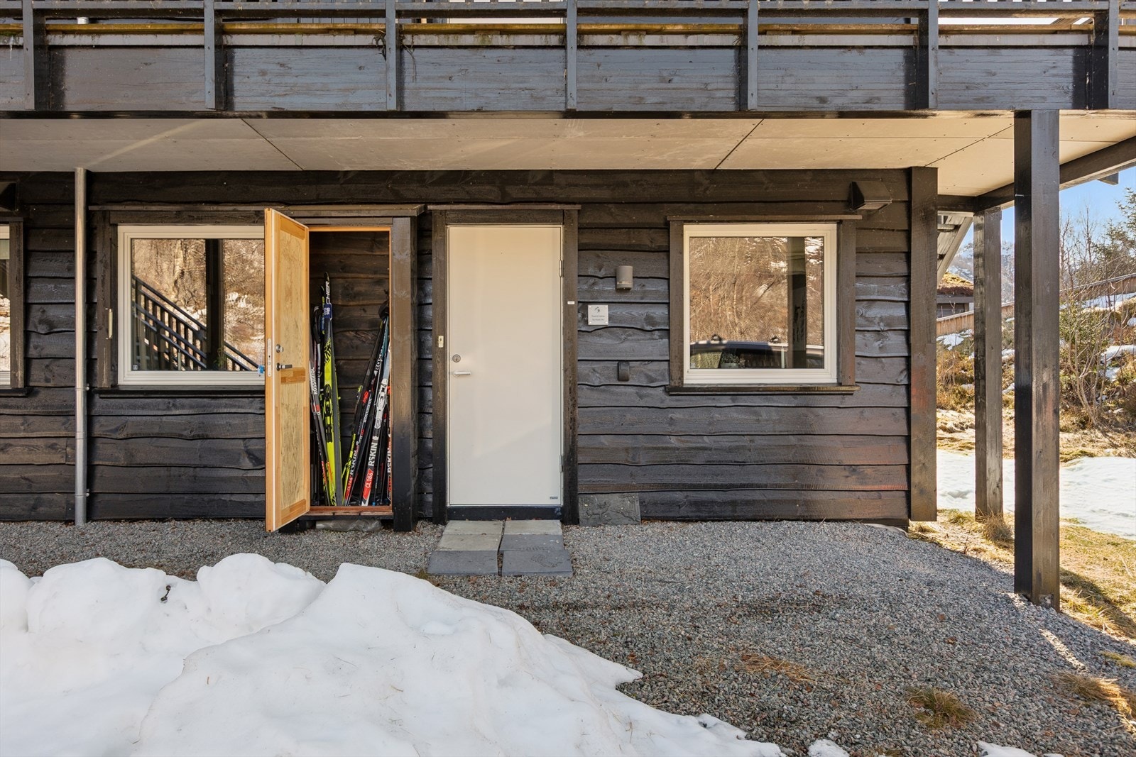 Inngangsparti med bod for oppbevaring av skiutstyr m.v. Galleribilde