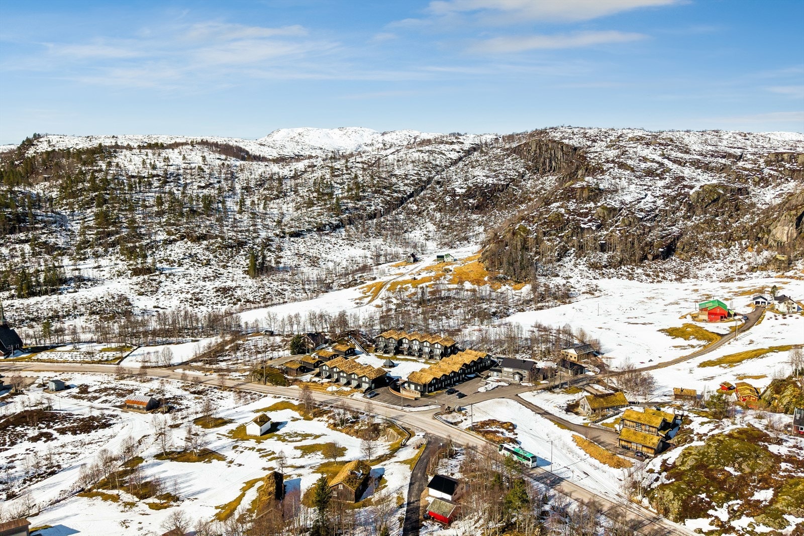 Leiligheten ligger i naturskjønne omgivelser med fjellandskap og snødekte områder rundt. Galleribilde