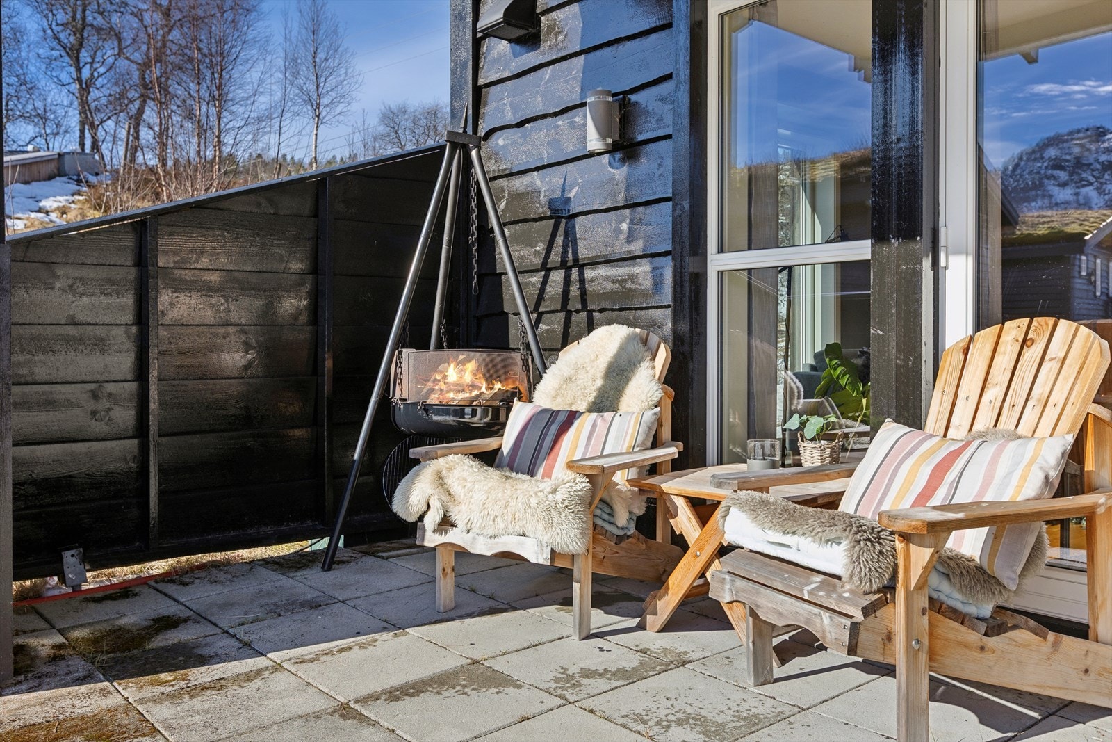 Uteområdet med bålpanne som skaper varme og atmosfære, perfekt for kjølige kvelder! Galleribilde