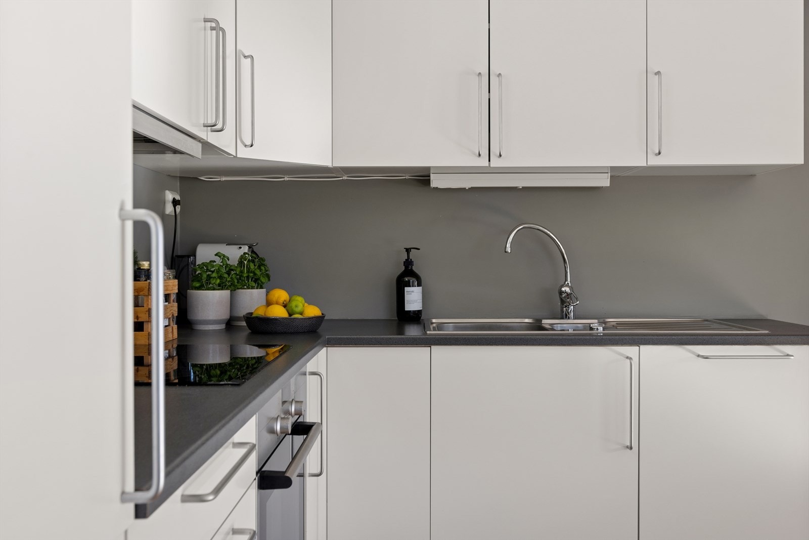 Effektiv kjøkkenløsning med integrerte hvitevarer og god arbeidsplass. Galleribilde