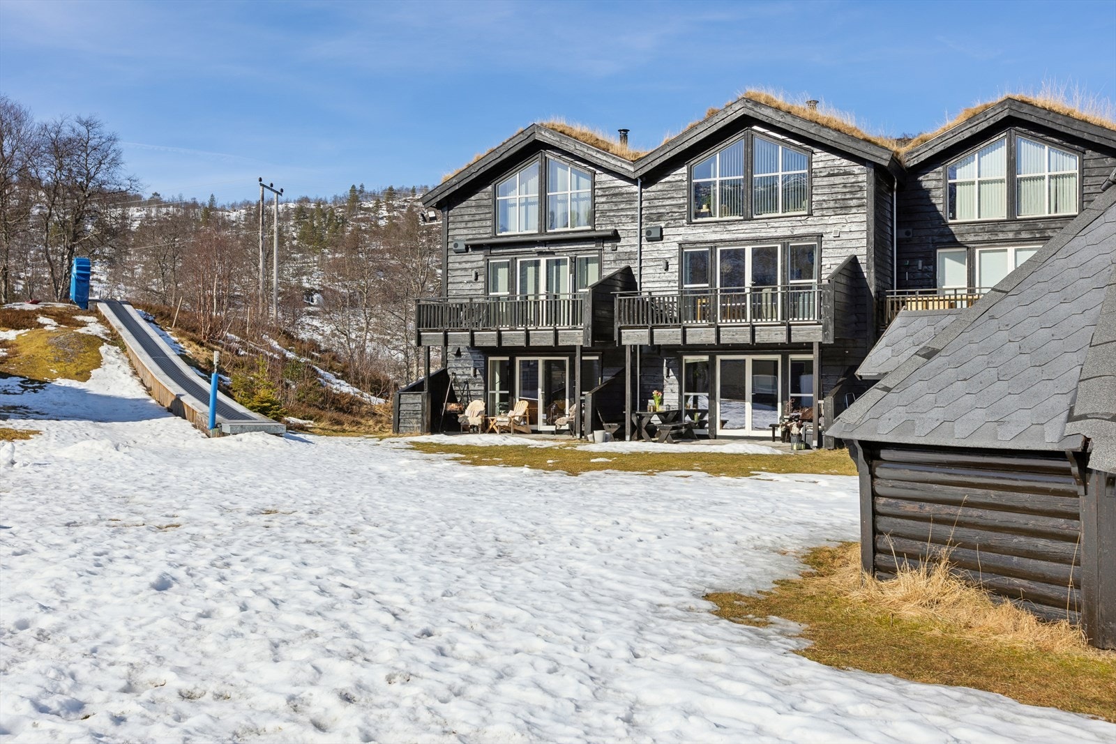 Fine uteområder med rom for lek og gode opplevelser, et sted hvor både små og store kan trives. Galleribilde