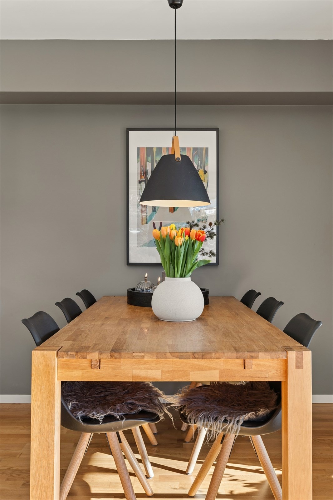 Spisebordet har plass til flere gjester og er ideelt for sosiale sammenkomster. Galleribilde