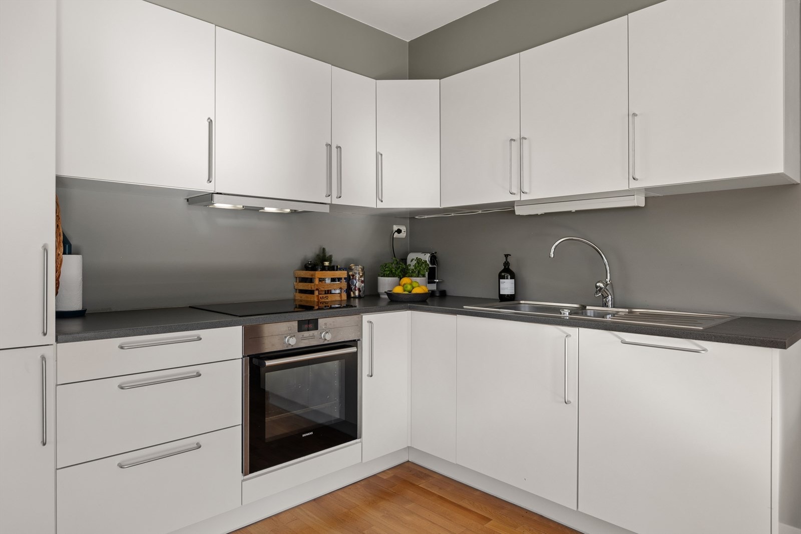 Kjøkkenet har glatte fronter og laminat benkeplate med integrert stekeovn. Galleribilde