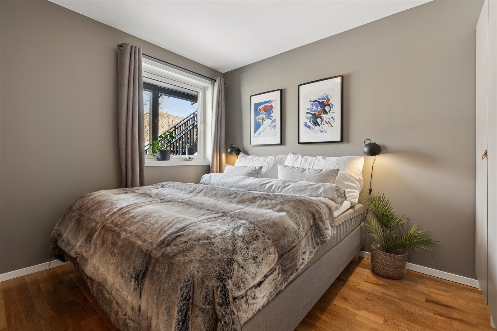 Lyst og pent soverom med plass til dobbeltseng. Garderobe gir praktisk oppbevaring i rommet. Galleribilde