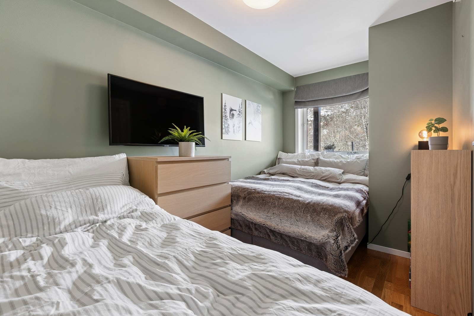 Det er plass til både seng og kommode, noe som gir fleksible møbleringsmuligheter. Galleribilde