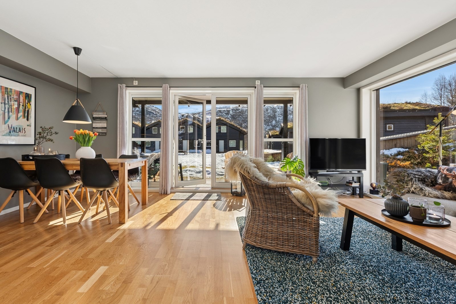 Utgang til terrasse gir enkel tilgang til uteområdet fra oppholdsrommet. Galleribilde