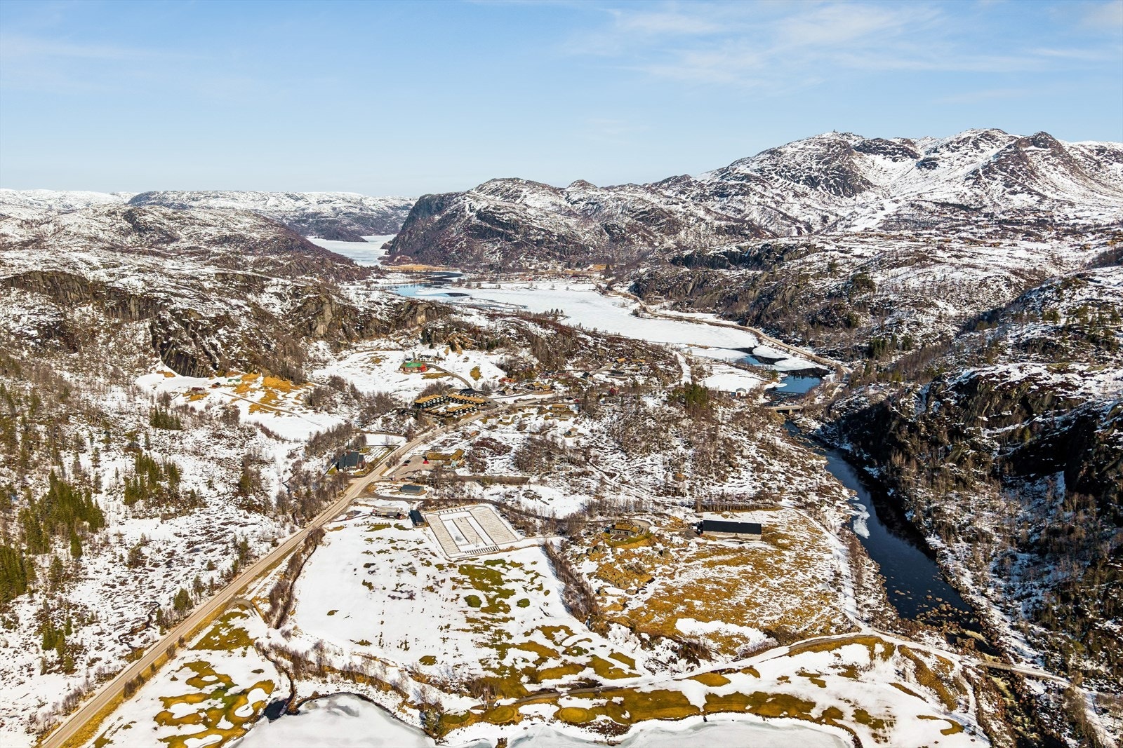 Nærhet til vann og fjell gir gode muligheter for fiske og turer i naturskjønne omgivelser. Galleribilde
