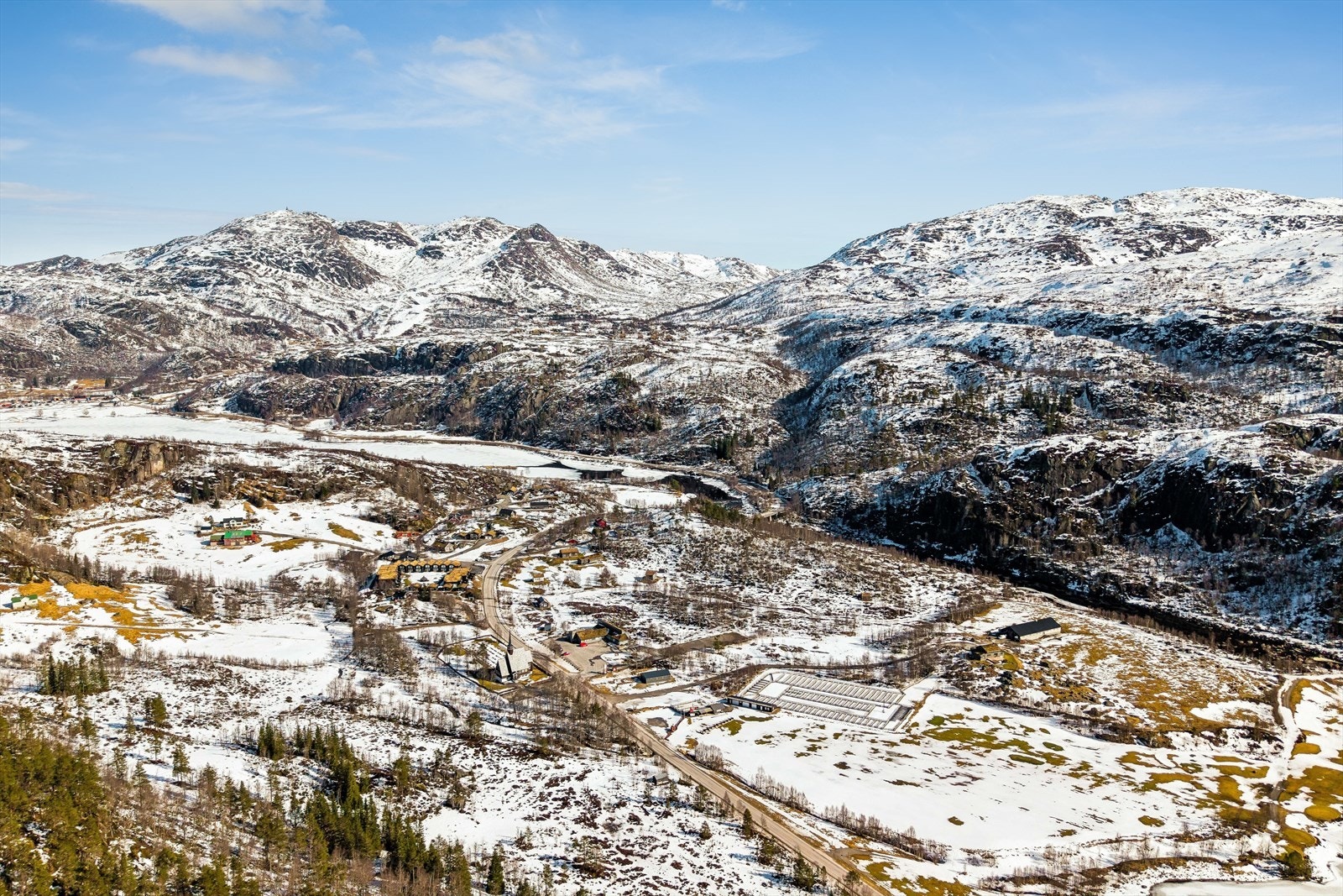 Området tilbyr vakker utsikt over fjellene og dalen, ideelt for friluftsliv og rekreasjon. Galleribilde