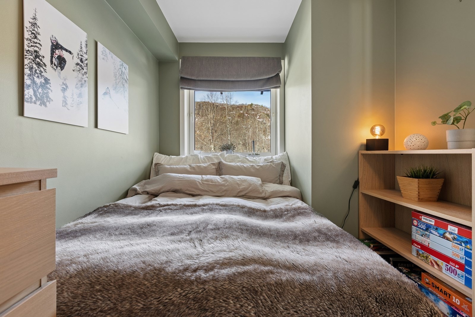 Soverom nr. 2 - Store vinduer gir utsyn mot naturen og slipper inn naturlig lys. Galleribilde